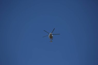 Mavi gökyüzüne karşı helikopter..