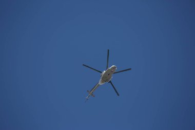 Mavi gökyüzüne karşı helikopter..