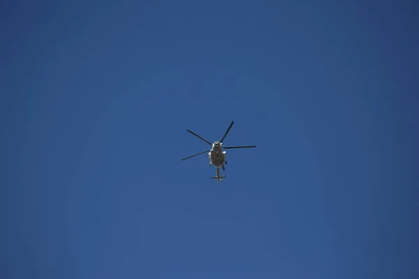Mavi Gökyüzüne Karşı Helikopter — Stok fotoğraf