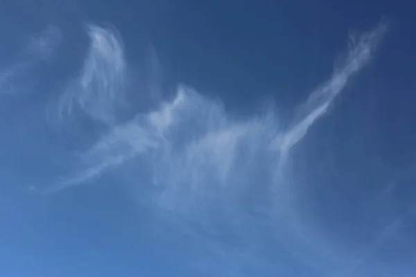 Hintergrund Mit Weißen Zirruswolken Vor Blauem Himmel — Stockfoto