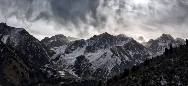 Mraky Nad Vrcholky Severních Hor Tien Shan — Stock fotografie