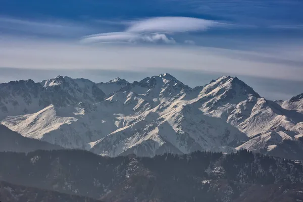アルマトイの天山山脈の峰の上に輝く雲 — ストック写真