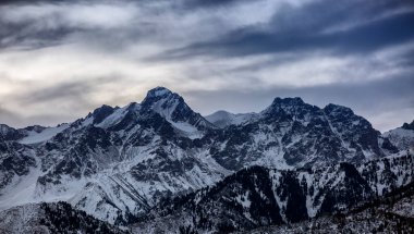 Sonbahar sabahında Almaty dağlarında bulutlu bir manzara.