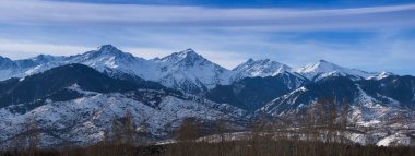 Sonbahar sabahında Almaty dağlarında bulutlu bir manzara.