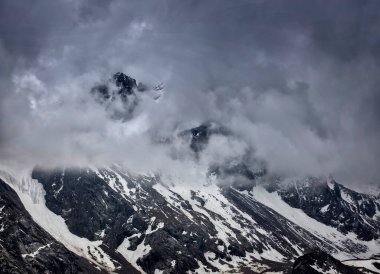 Kuzey Tien Shan dağlarında kayalar ve karla kaplı bir manzara..