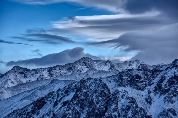 Chmury Nad Górami Tien Shan Zimowy Poranek — Zdjęcie stockowe