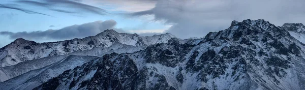 Хмари Над Горами Тянь Шань Зимового Ранку — стокове фото
