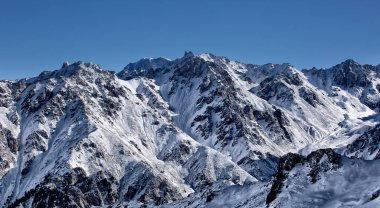 Almaty şehrinin yakınlarındaki Kuzey Tien Shan dağlarının karlı zirveleri.