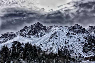 Kuzey Tien Shan dağlarının zirveleri Almaty şehri yakınlarında..