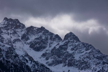Kuzey Tien Shan dağlarının zirveleri Almaty şehri yakınlarında..
