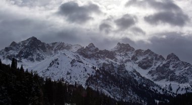 Bir kış sabahı dağın tepelerinde bulutlar.