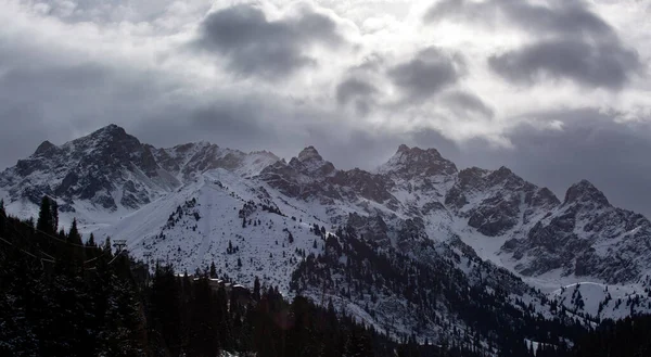 Bir kış sabahı dağın tepelerinde bulutlar.