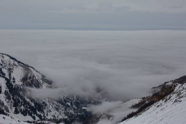 Bulutlar dağ ile manzara.