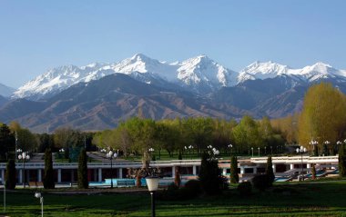 Almaty şehrindeki Kazakistan Cumhuriyeti 'nin ilk cumhurbaşkanının parkındaki bahar manzarası..