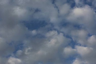 Arkaplan, mavi gökyüzünde beyaz bulutlu doku.