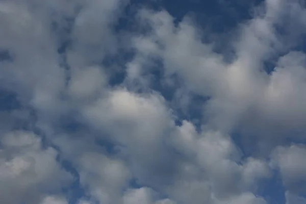 Arkaplan Mavi Gökyüzünde Beyaz Bulutlu Doku — Stok fotoğraf