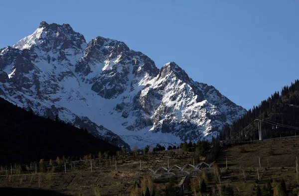Almaty şehrindeki karlı dağ zirveleri.