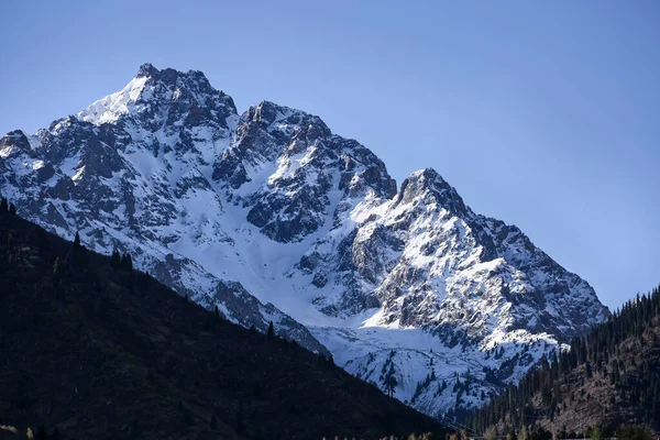 Almaty şehrindeki karlı dağ zirveleri.
