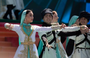 Cumhuriyet Sarayı meydanındaki Kazakistan Halklarının Birleşme Günü 'ne adanmış bir festival konseri. Almaty 01.05.2022. Kazakistan Cumhuriyeti.