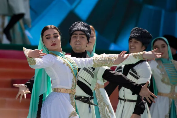 Cumhuriyet Sarayı meydanındaki Kazakistan Halklarının Birleşme Günü 'ne adanmış bir festival konseri. Almaty 01.05.2022. Kazakistan Cumhuriyeti.