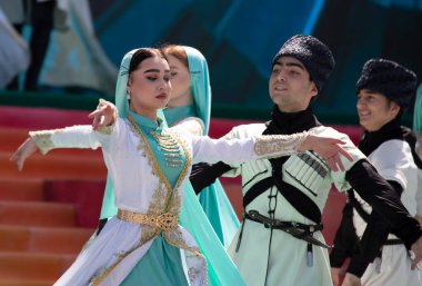 Cumhuriyet Sarayı meydanındaki Kazakistan Halklarının Birleşme Günü 'ne adanmış bir festival konseri. Almaty 01.05.2022. Kazakistan Cumhuriyeti.