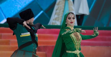 Cumhuriyet Sarayı meydanındaki Kazakistan Halklarının Birleşme Günü 'ne adanmış bir festival konseri. Almaty 01.05.2022. Kazakistan Cumhuriyeti.
