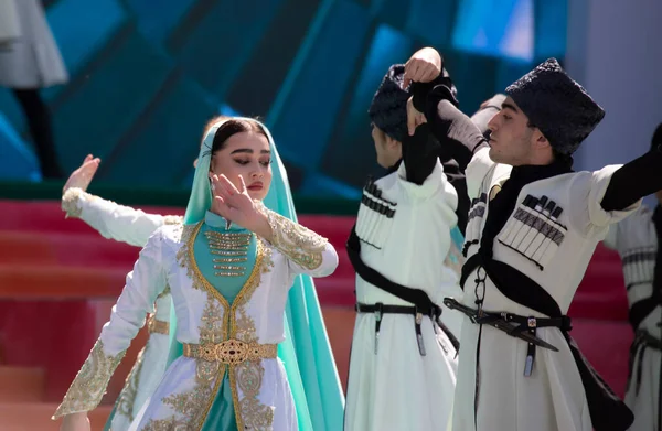 Cumhuriyet Sarayı meydanındaki Kazakistan Halklarının Birleşme Günü 'ne adanmış bir festival konseri. Almaty 01.05.2022. Kazakistan Cumhuriyeti.