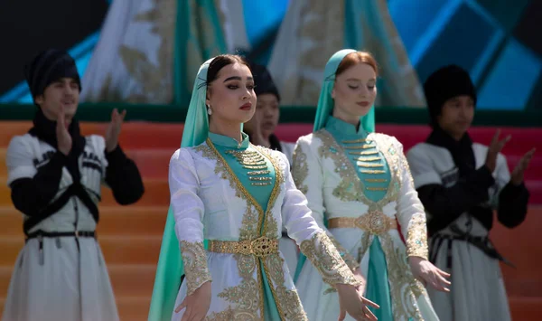 Cumhuriyet Sarayı meydanındaki Kazakistan Halklarının Birleşme Günü 'ne adanmış bir festival konseri. Almaty 01.05.2022. Kazakistan Cumhuriyeti.