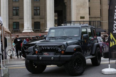 Almaty City 'deki Astana Meydanı' nda araba fuarı. 05/22/2022.
