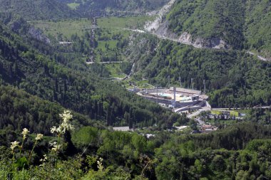 Almaty şehrinde yaz mevsiminde Alp buz pateni pisti Medeo..