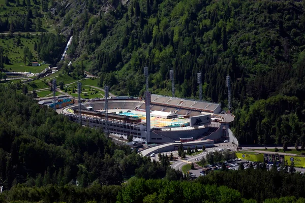 Almaty şehrinde yaz mevsiminde Alp buz pateni pisti Medeo..
