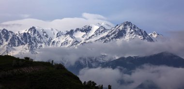 Bir yaz sabahı dağlarda bulutlarla kaplı manzara..