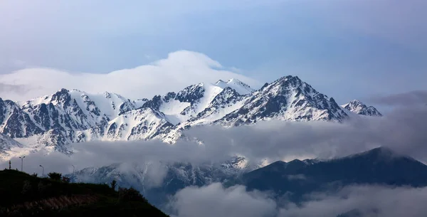 Paisagem Com Nuvens Nas Montanhas Uma Manhã Verão — Fotografia de Stock