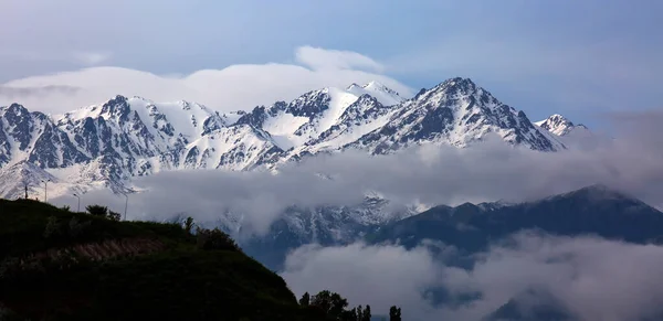 Paisagem Com Nuvens Nas Montanhas Uma Manhã Verão — Fotografia de Stock