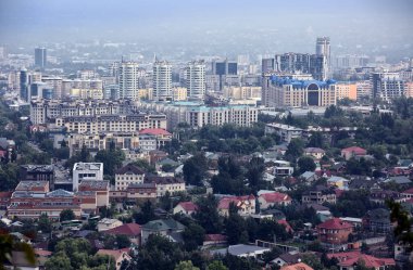 Bir yaz sabahı Almaty şehri manzarası.