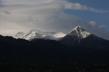Dağlarda bulutlarla kaplı manzara, yaz sabahı.