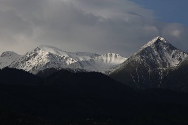 Dağlarda bulutlarla kaplı manzara, yaz sabahı.