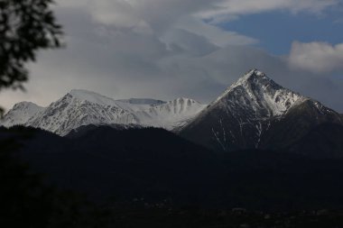 Dağlarda bulutlarla kaplı manzara, yaz sabahı.