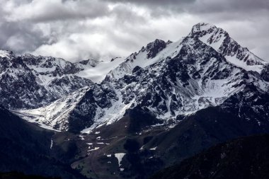 Bir yaz sabahı dağlarda bulutlarla kaplı manzara..