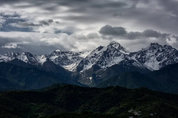 Paisagem Com Nuvens Nas Montanhas Uma Manhã Verão — Fotografia de Stock