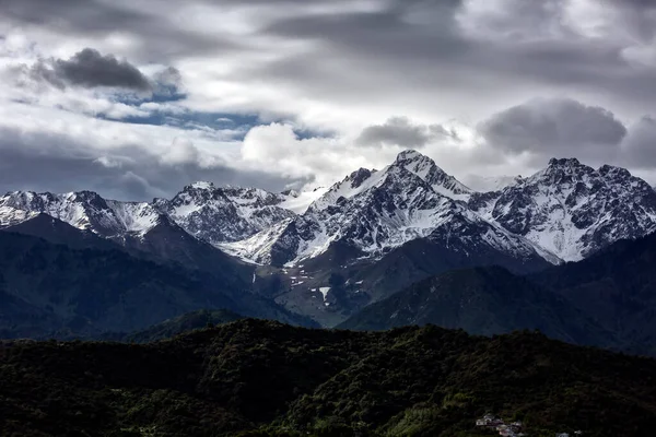 Bir yaz sabahı dağlarda bulutlarla kaplı manzara..