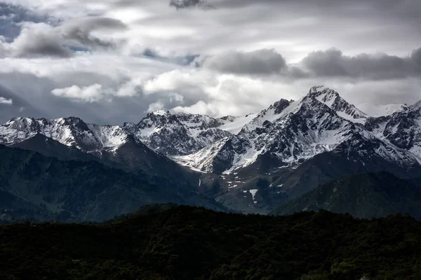 Paisagem Com Nuvens Nas Montanhas Uma Manhã Verão — Fotografia de Stock