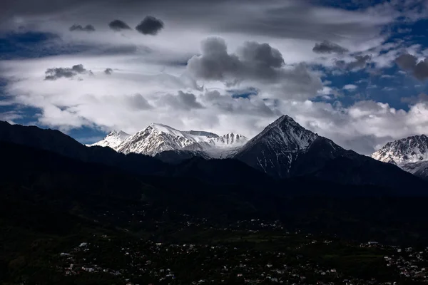 Bir Yaz Sabahı Dağlarda Bulutlarla Kaplı Manzara Telifsiz Stok Fotoğraflar