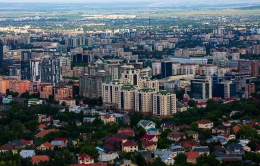 Bir yaz sabahı Almaty şehri manzarası.