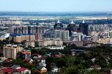 Bir yaz sabahı Almaty şehri manzarası.