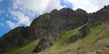 Almaty dağlarında manzara, yaz günü.