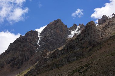 Almaty dağlarında manzara, yaz günü.