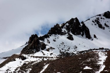 Almaty dağlarında manzara, yaz günü.