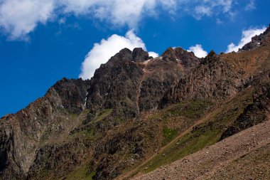 Almaty dağlarında manzara, yaz günü.