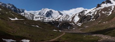 Almaty dağlarında manzara, yaz günü.